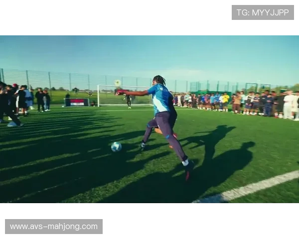 斯特林罕见露面，在伦敦举办儿童足球训练营