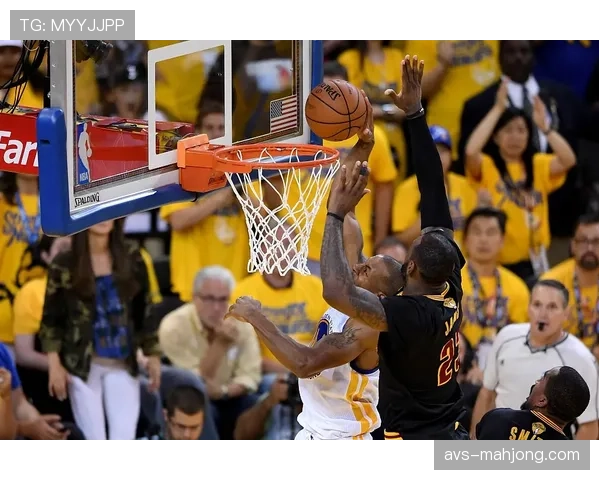 “消息:骑士利用阿伦与莫布利双塔设立电梯门战术,为加兰创造关键空位三分” “消息:骑士利用阿伦与莫布利双塔设立电梯门战术,为加兰创造关键空位三分”